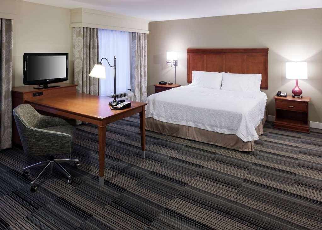 Hampton Inn & Suites Davenport Room photo