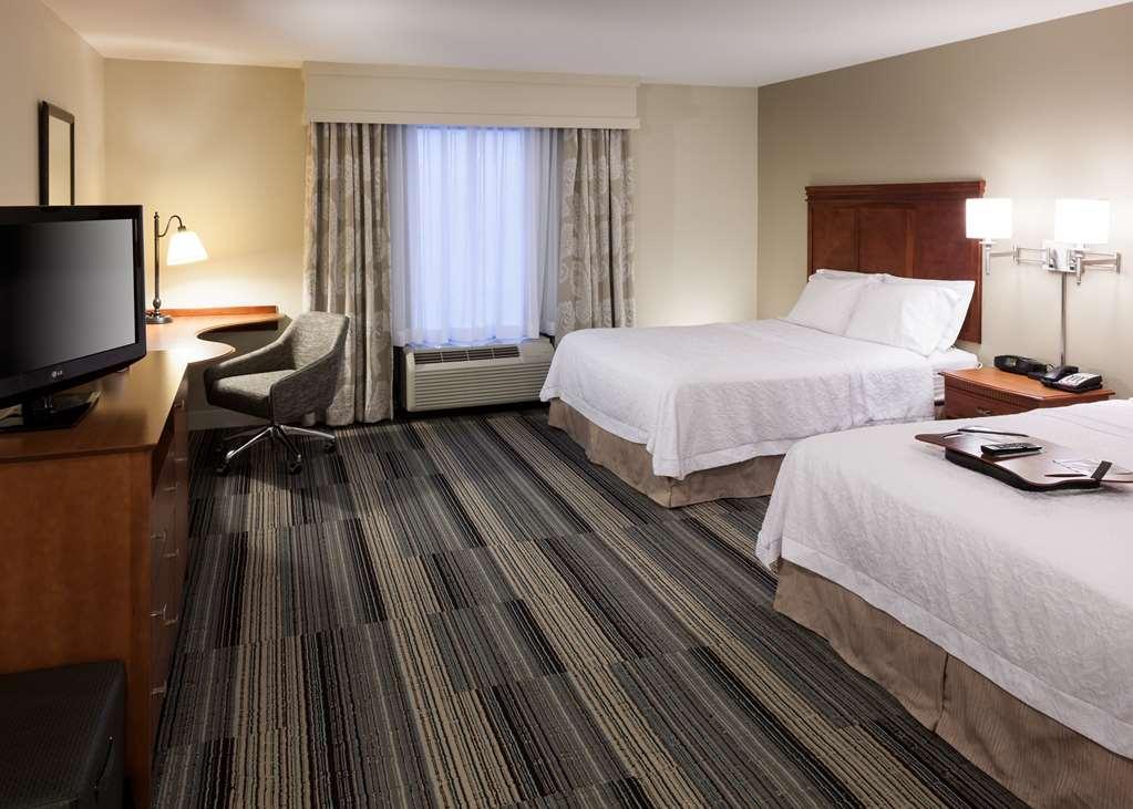 Hampton Inn & Suites Davenport Room photo