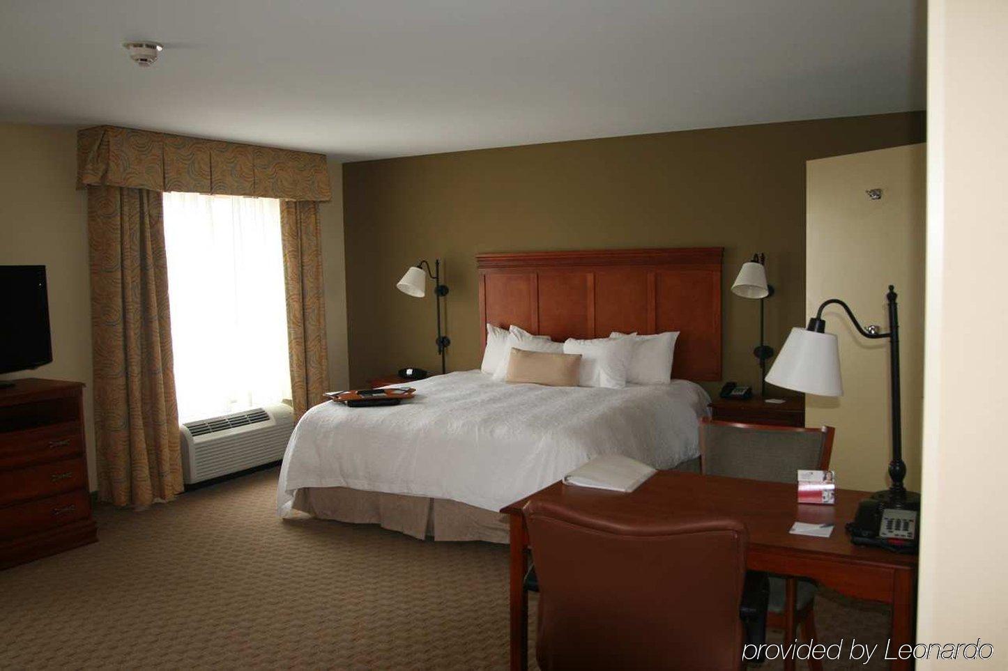Hampton Inn & Suites Davenport Room photo