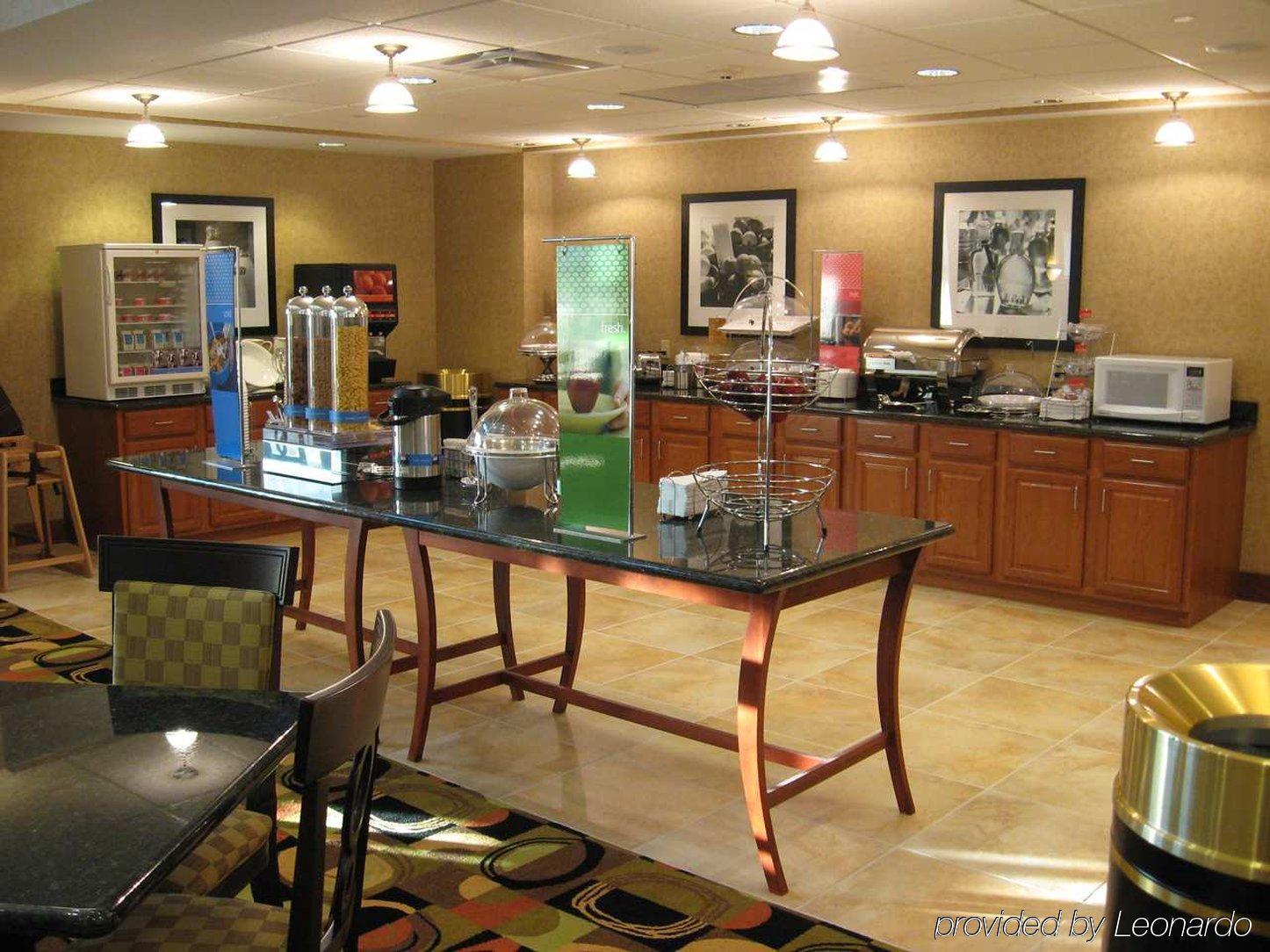 Hampton Inn & Suites Davenport Restaurant photo