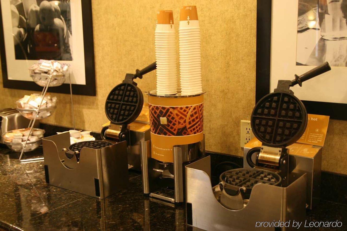 Hampton Inn & Suites Davenport Restaurant photo