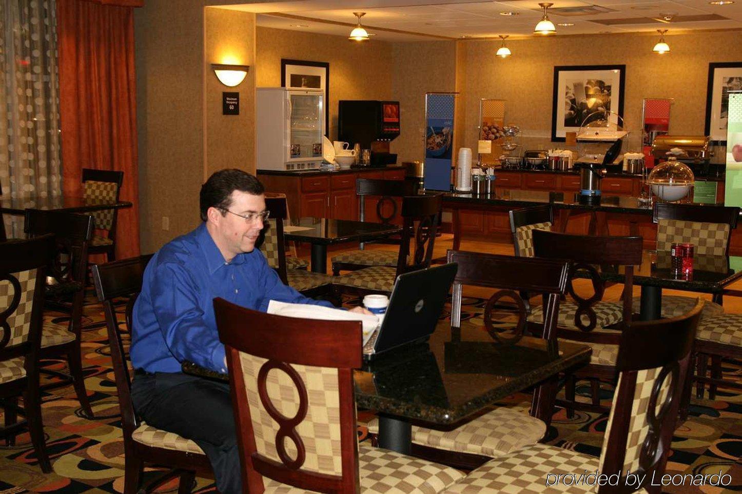 Hampton Inn & Suites Davenport Restaurant photo
