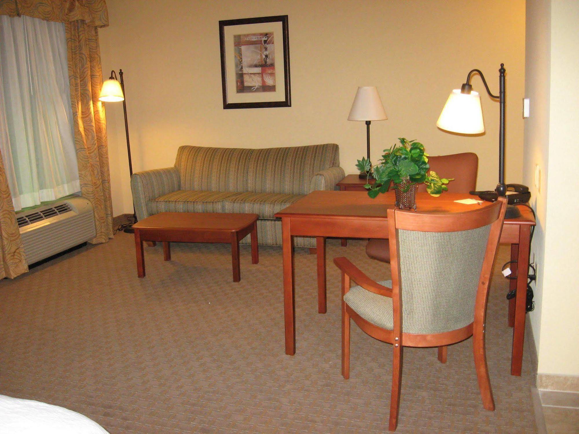 Hampton Inn & Suites Davenport Room photo
