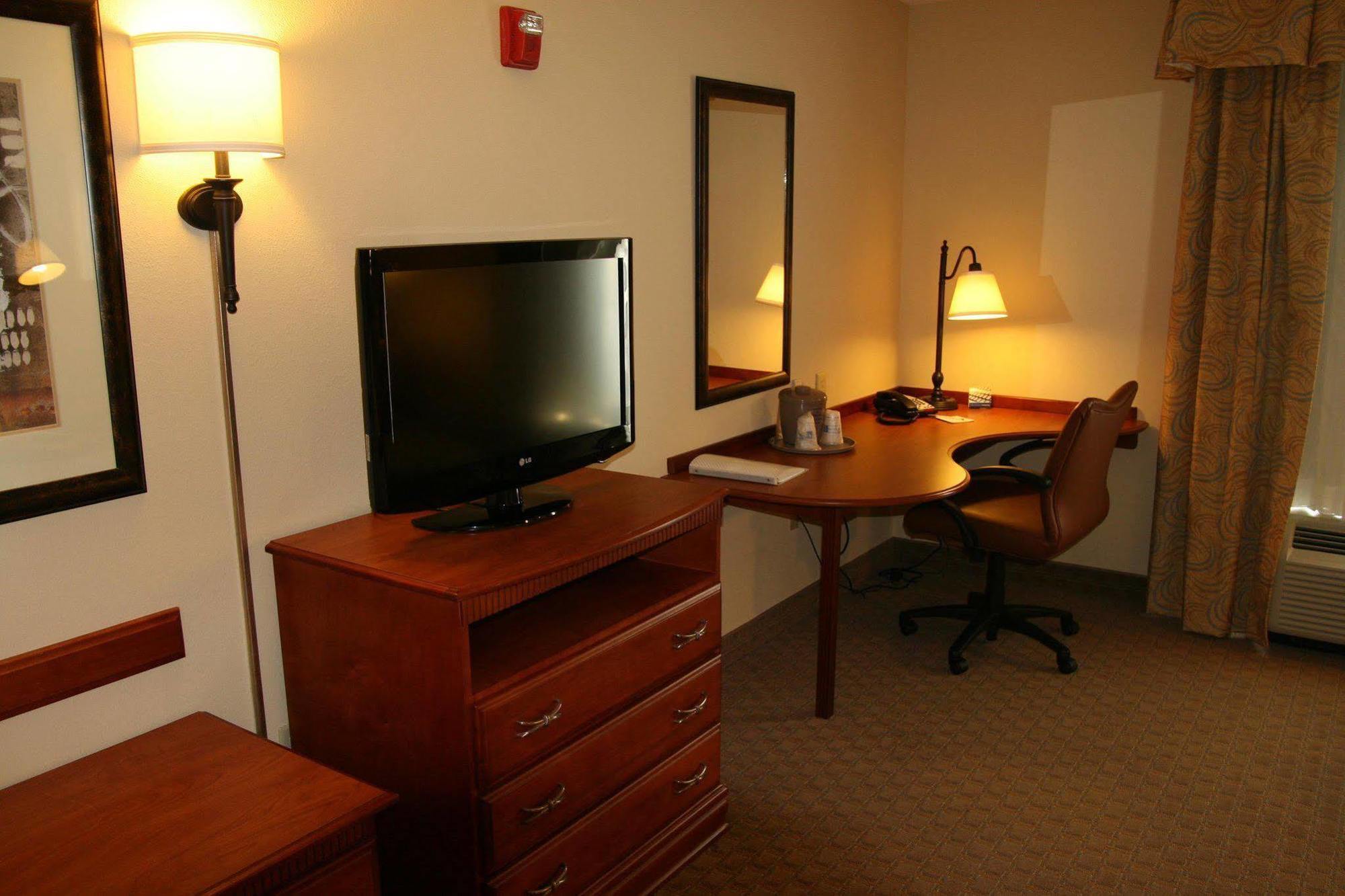 Hampton Inn & Suites Davenport Room photo